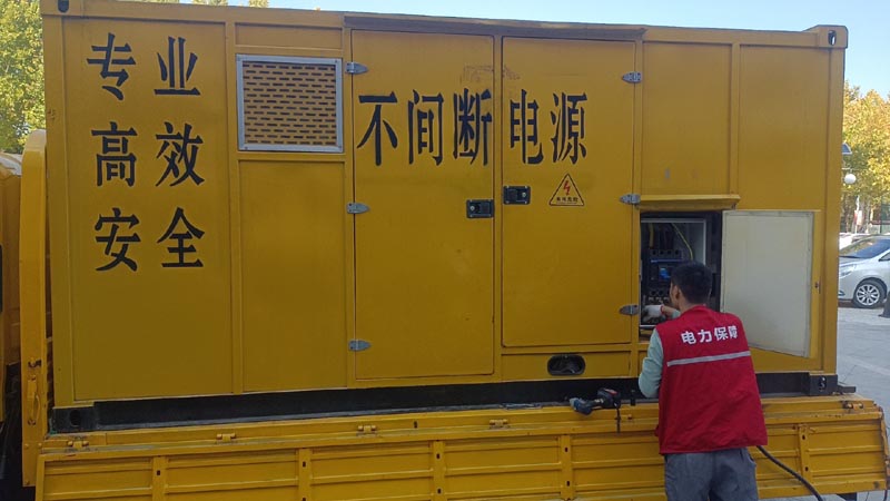 巴音郭楞柴油发电机组和UPS电源配合使用时，如何避免切换过程中的电力中断？